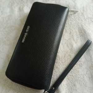 Michael kors wristlet